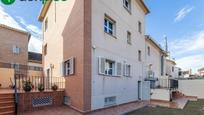 Vista exterior de Casa adosada en venda en  Granada Capital amb Aire condicionat, Calefacció i Jardí privat