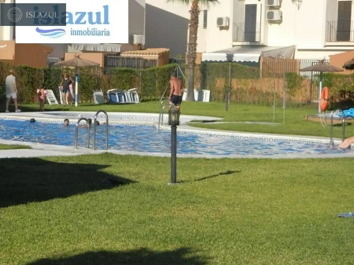 Piscina de Pis de lloguer en Isla Cristina amb Aire condicionat, Jardí privat i Terrassa
