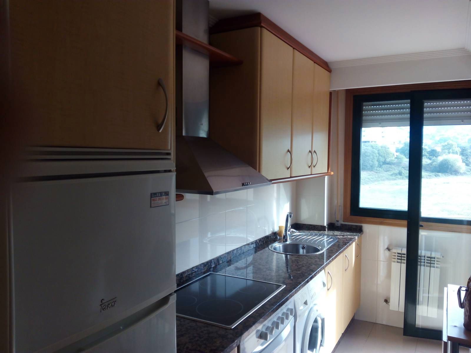 Cuina de Pis de lloguer en Ourense Capital  amb Calefacció, Parquet i Moblat