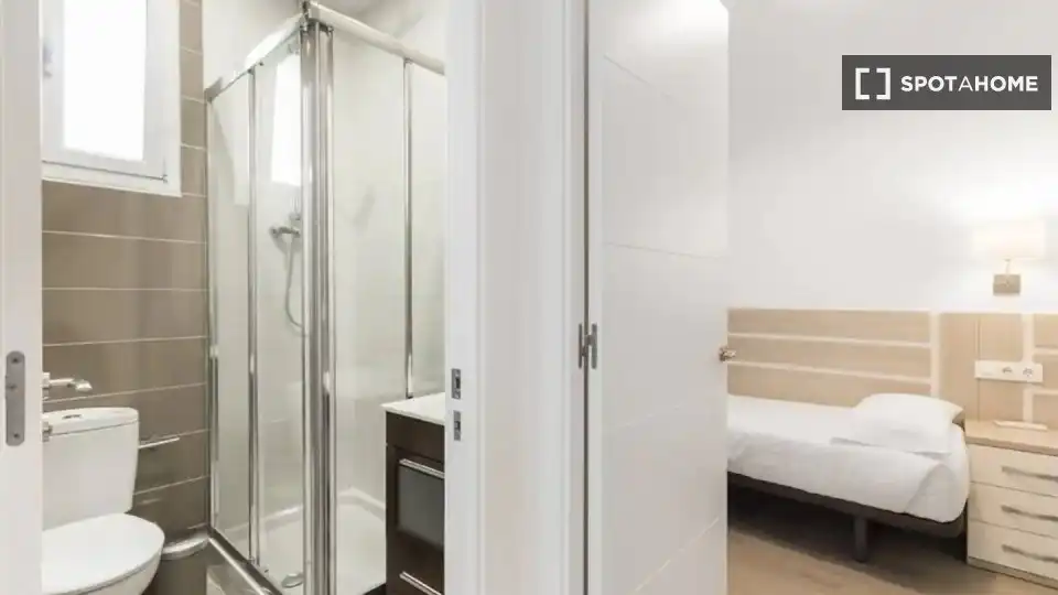 Baño de Piso de alquiler en Barcelona con Aire acondicionado, Calefacción y Amueblado