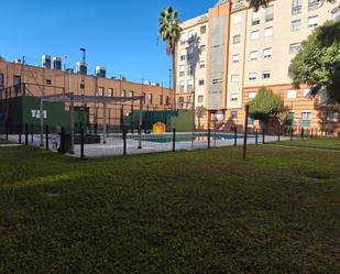 Piscina de Pis en venda en  Sevilla Capital amb Calefacció, Parquet i Terrassa