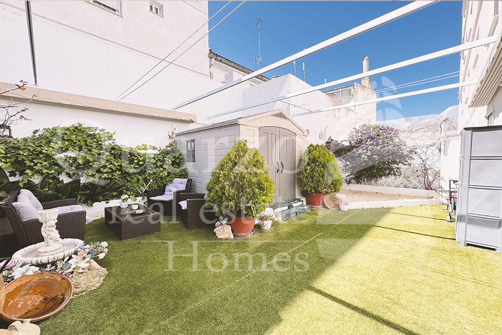 Außenansicht von Wohnung zum Verkauf in Montserrat mit Heizung, Privatgarten und Abstellraum