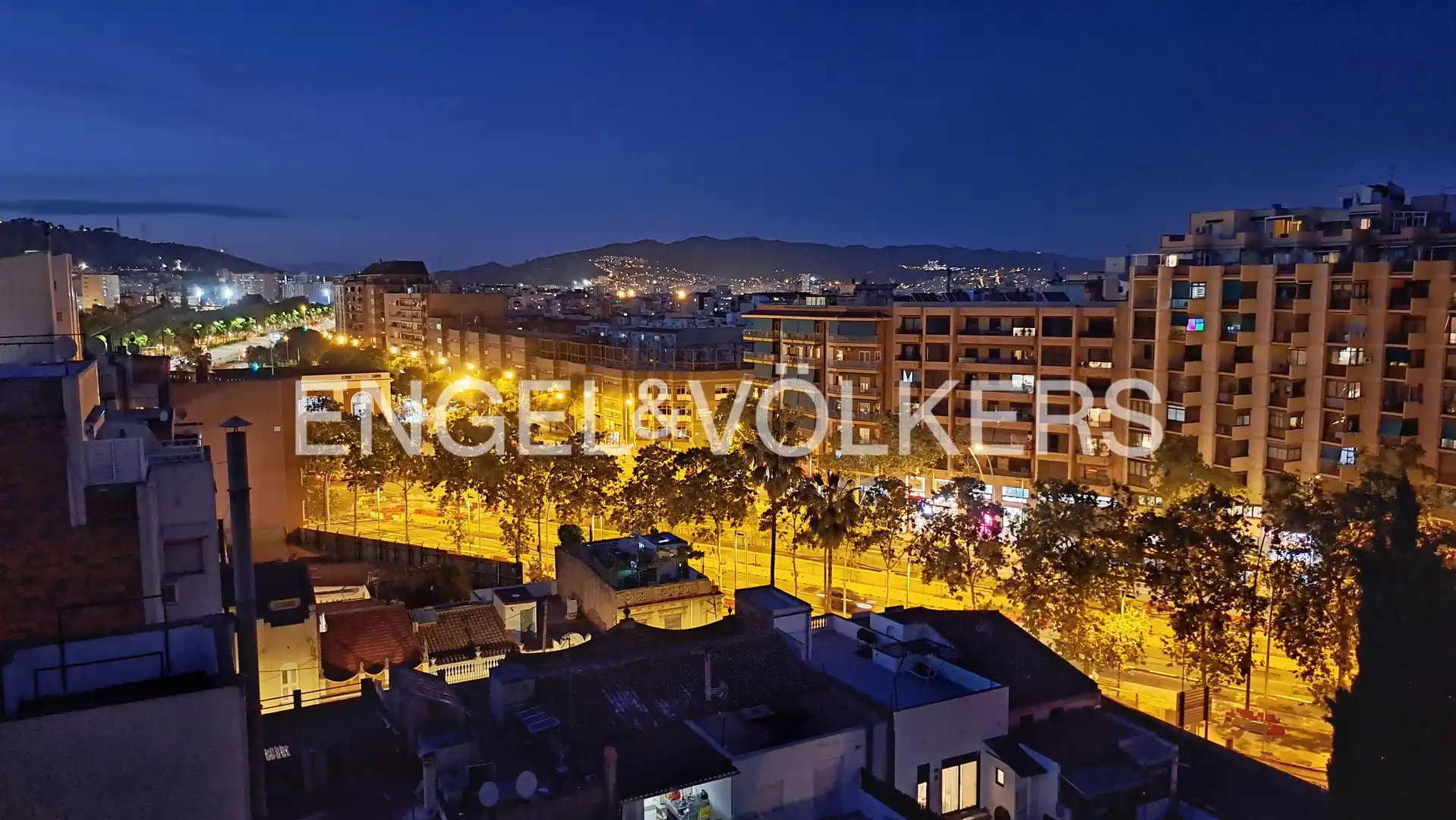 Vista exterior de Àtic en venda en Barcelona amb Aire condicionat, Calefacció i Parquet