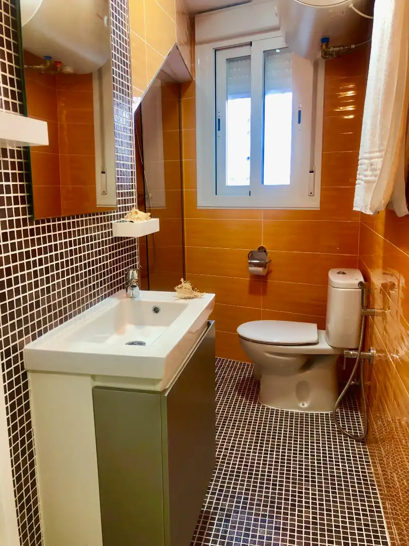Bany de Apartament de lloguer en Trujillo amb Aire condicionat, Calefacció i Moblat