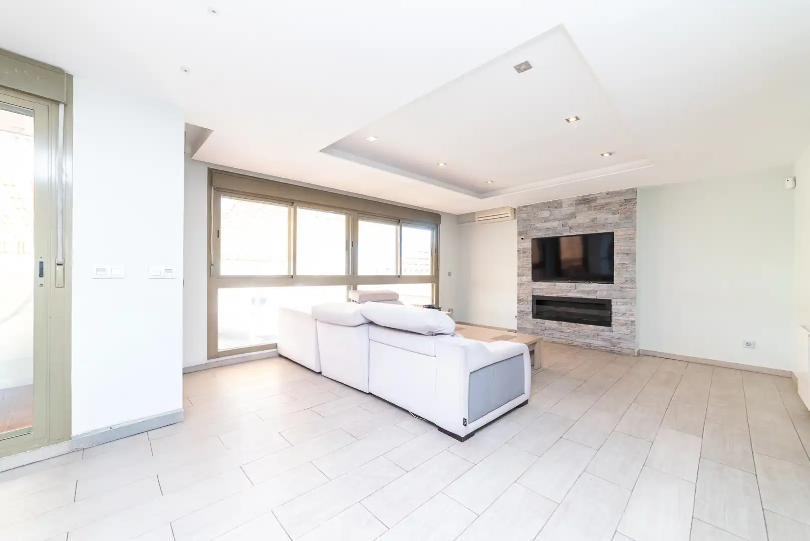 Sala d'estar de Casa o xalet en venda en Arroyomolinos (Madrid) amb Aire condicionat, Calefacció i Jardí privat