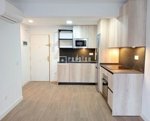 Cuina de Apartament de lloguer en  Madrid Capital amb Aire condicionat i Terrassa