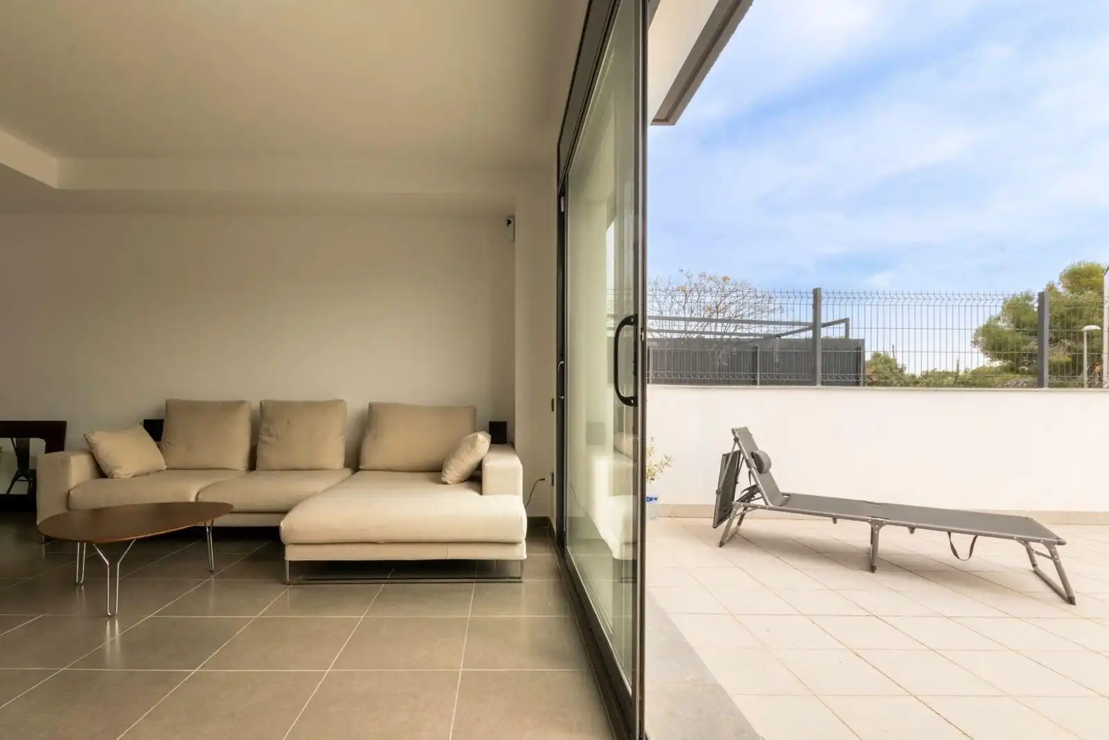 Terrasse von Einfamilien-Reihenhaus zur Miete in Vilanova i la Geltrú mit Klimaanlage, Heizung und Privatgarten