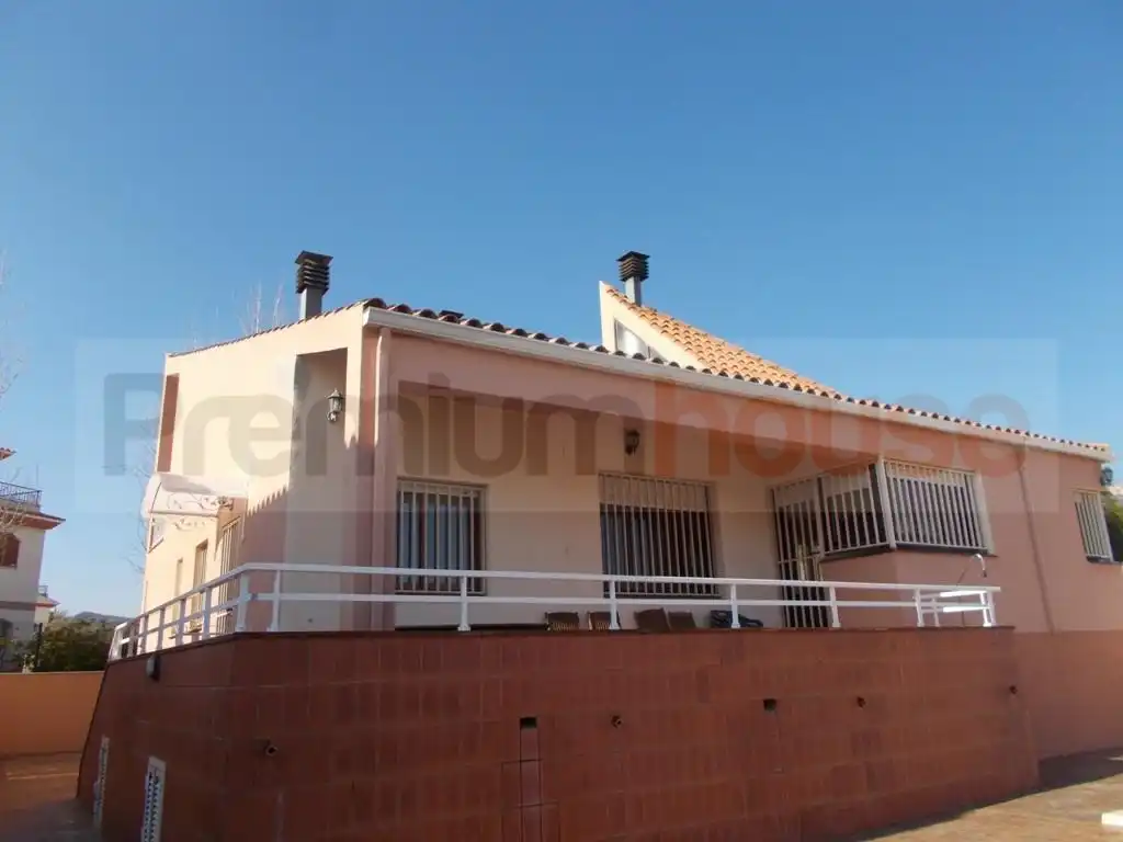 Vista exterior de Casa o xalet en venda en Vandellòs i l'Hospitalet de l'Infant amb Aire condicionat, Terrassa i Piscina
