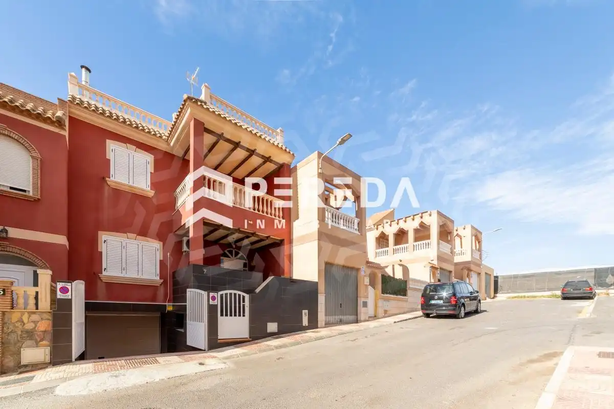 Außenansicht von Einfamilien-Reihenhaus zum Verkauf in Roquetas de Mar mit Terrasse