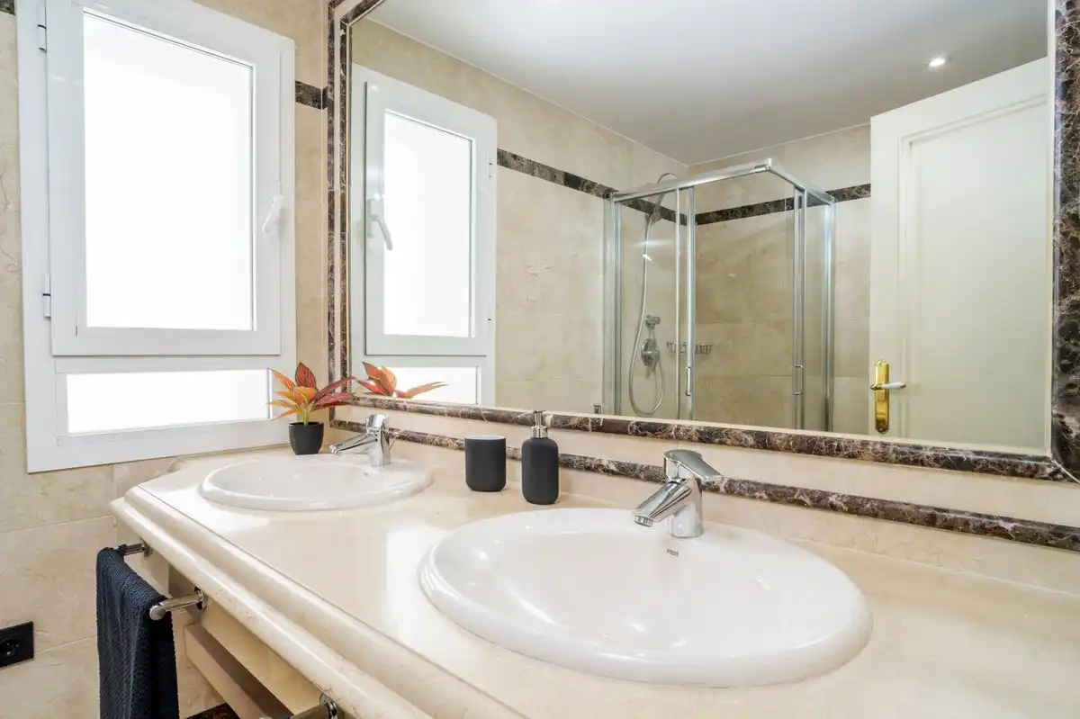 Baño de Piso en venta en Marbella con Aire acondicionado, Calefacción y Jardín privado