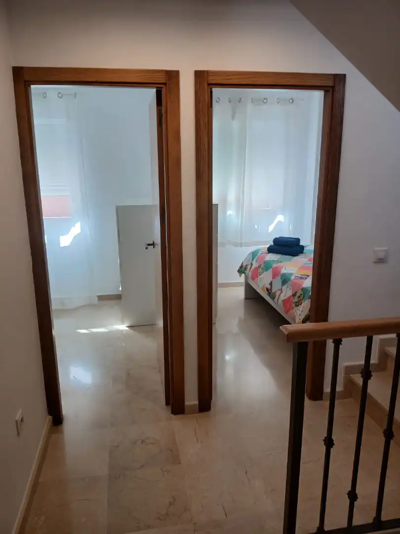 Dormitori de Casa adosada de lloguer en La Línea de la Concepción amb Terrassa, Moblat i TV