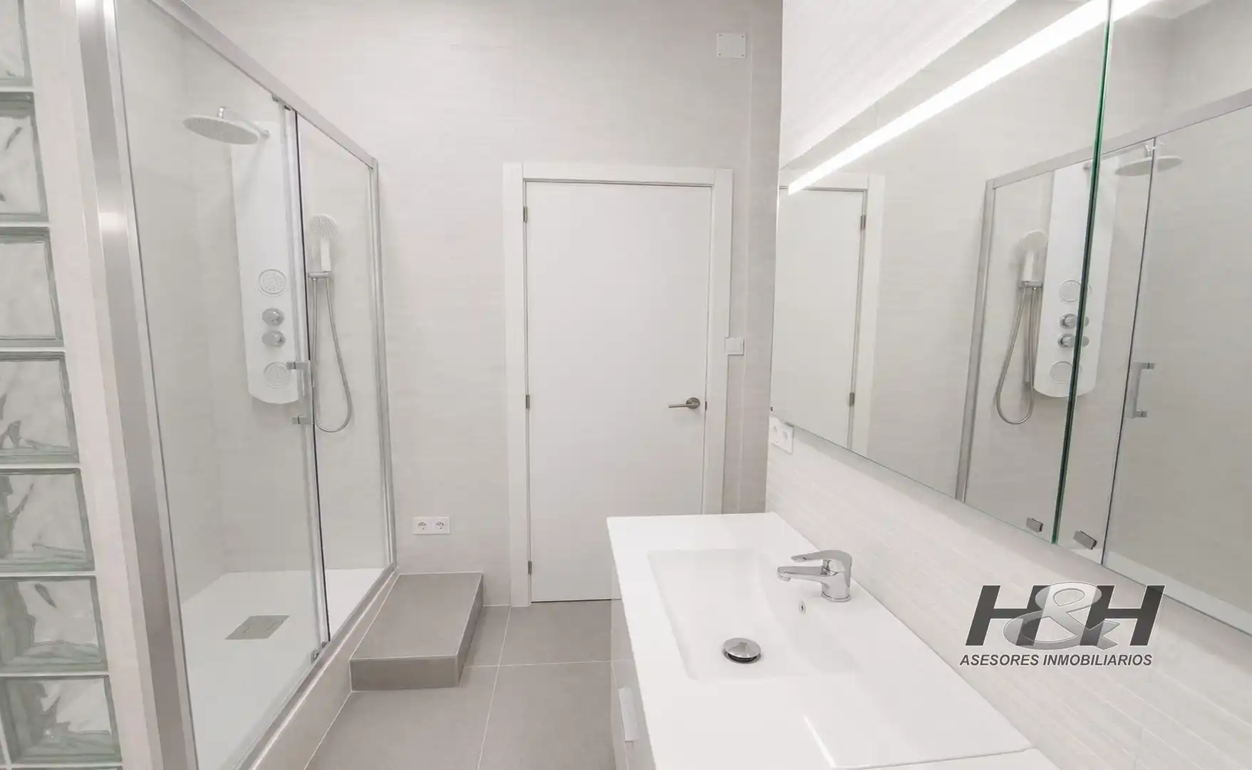 Baño de Ático de alquiler en Burjassot con Terraza, Trastero y Balcón