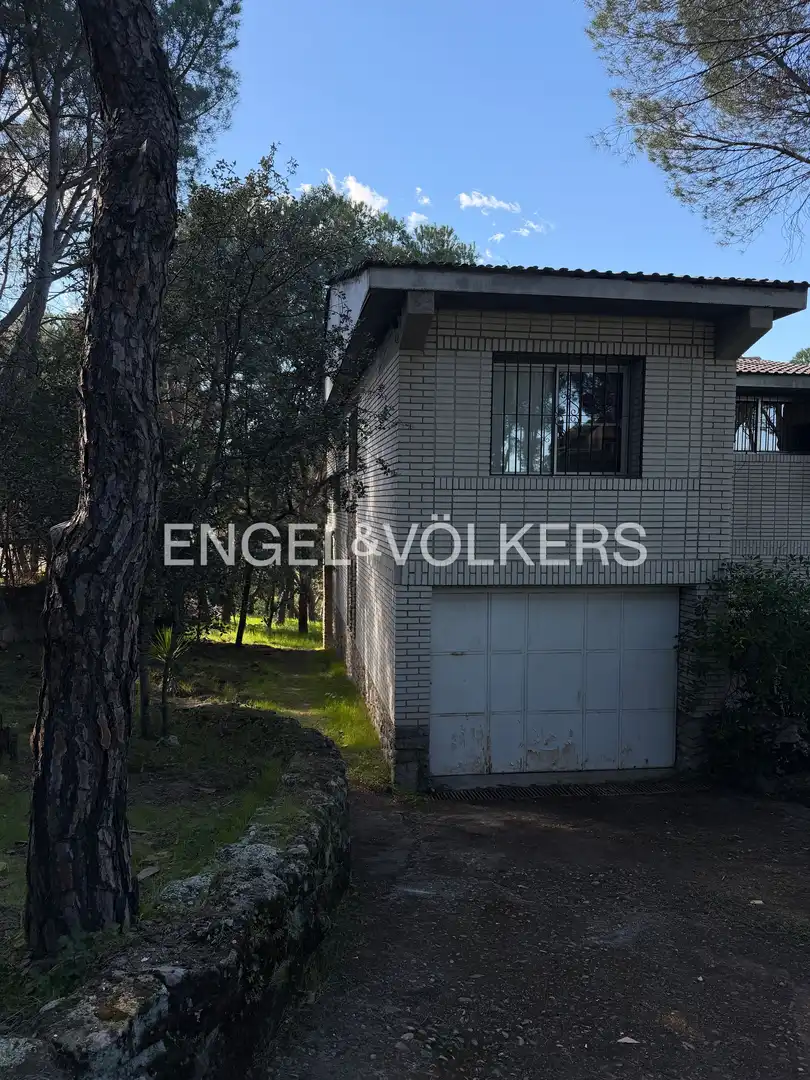 Vista exterior de Casa o xalet en venda en Las Rozas de Madrid amb Calefacció, Jardí privat i Piscina