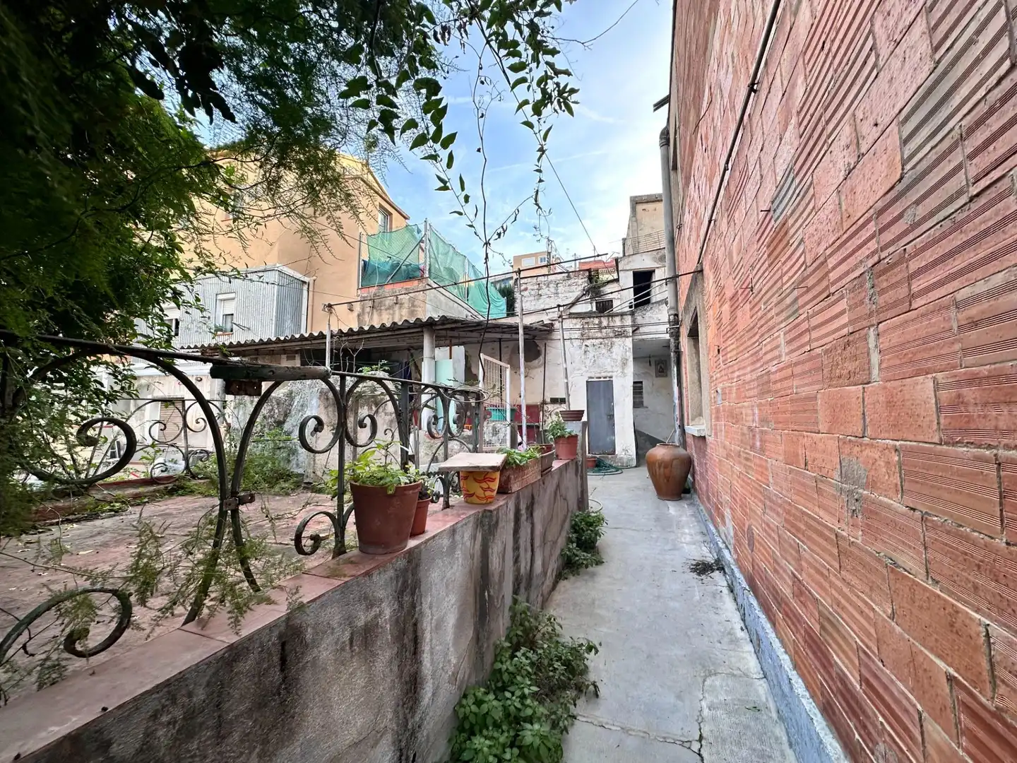 Vista exterior de Casa o xalet en venda en Montcada i Reixac amb Traster