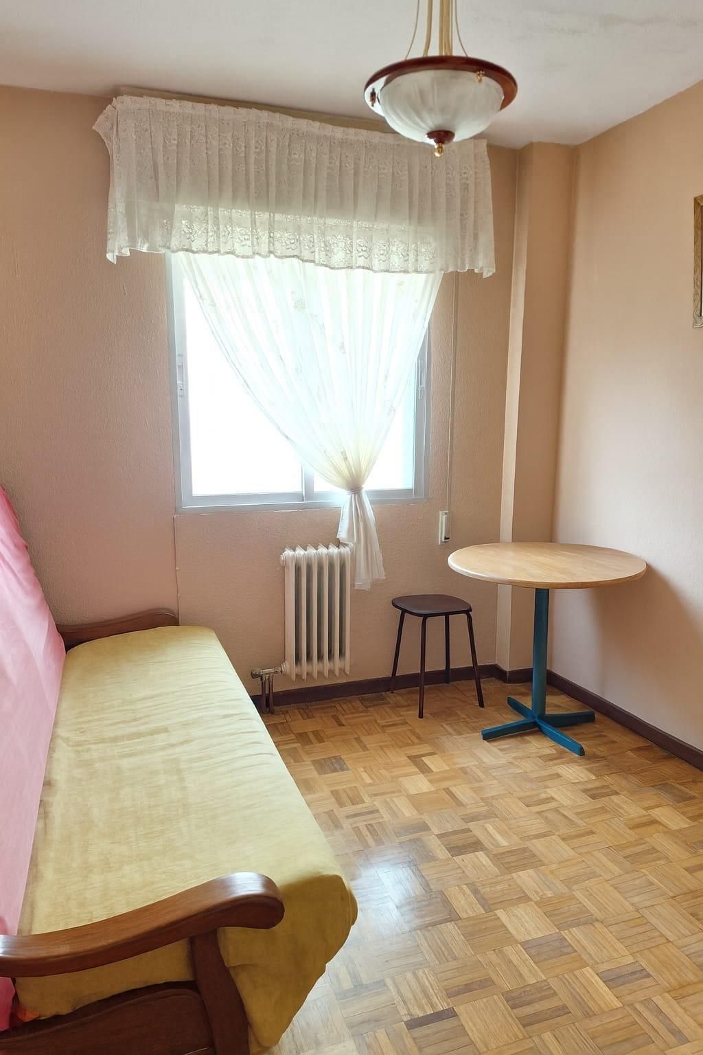 Habitación de Piso en venta en  Madrid Capital con Aire acondicionado, Calefacción y Jardín privado