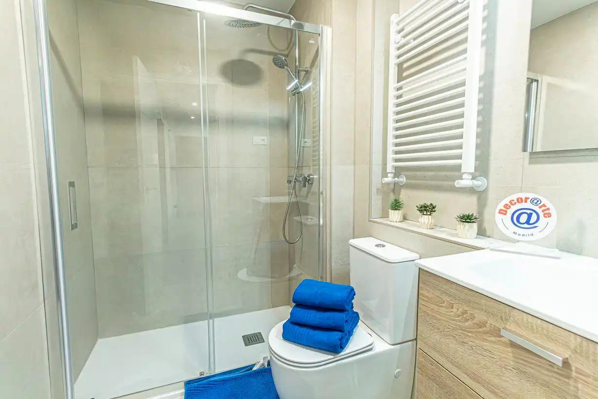 Bathroom of Flat for sale in Madrid  with Air Conditioner, Heating and Terrace