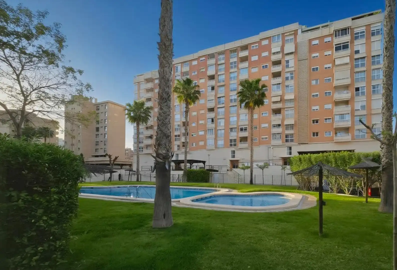 Vista exterior de Pis en venda en Alicante / Alacant amb Aire condicionat, Terrassa i Piscina comunitària