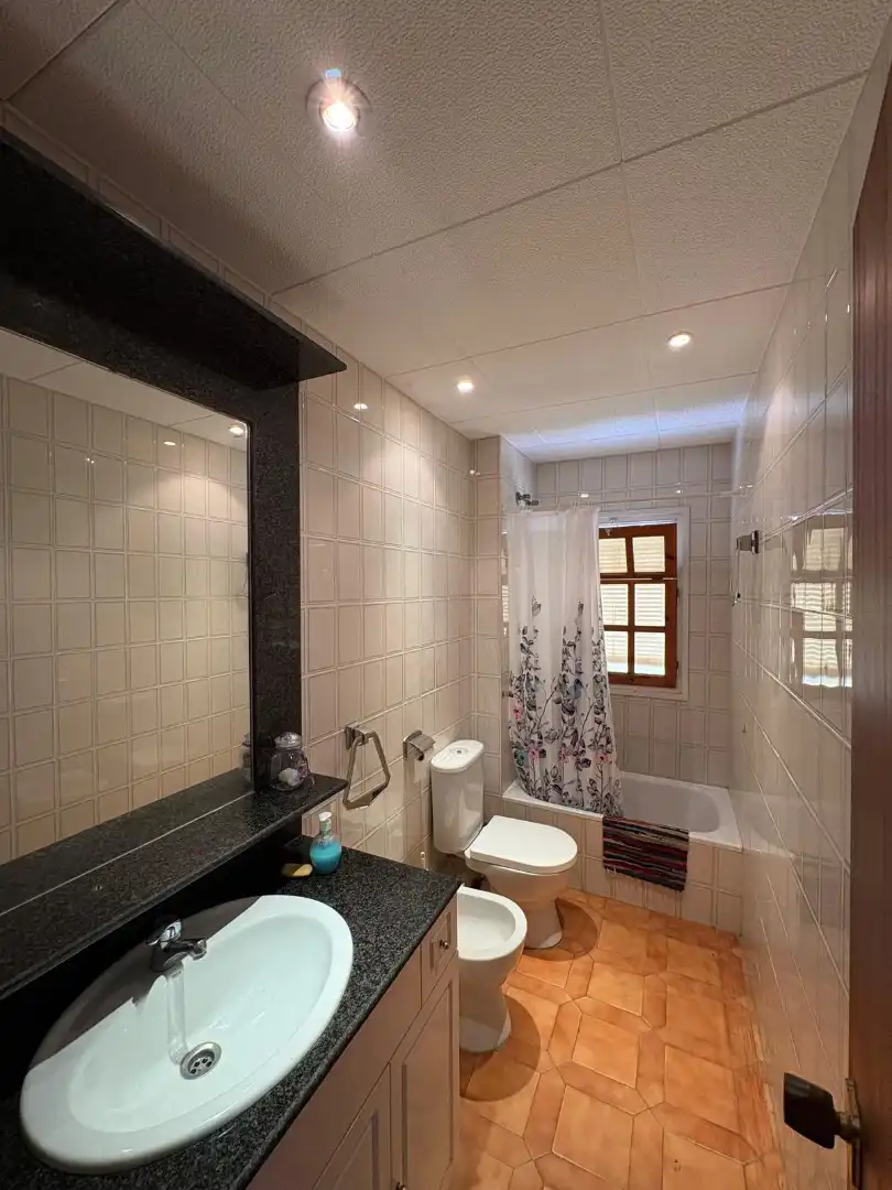 Baño de Casa adosada de alquiler en Cubelles con Amueblado, Horno y Lavadora