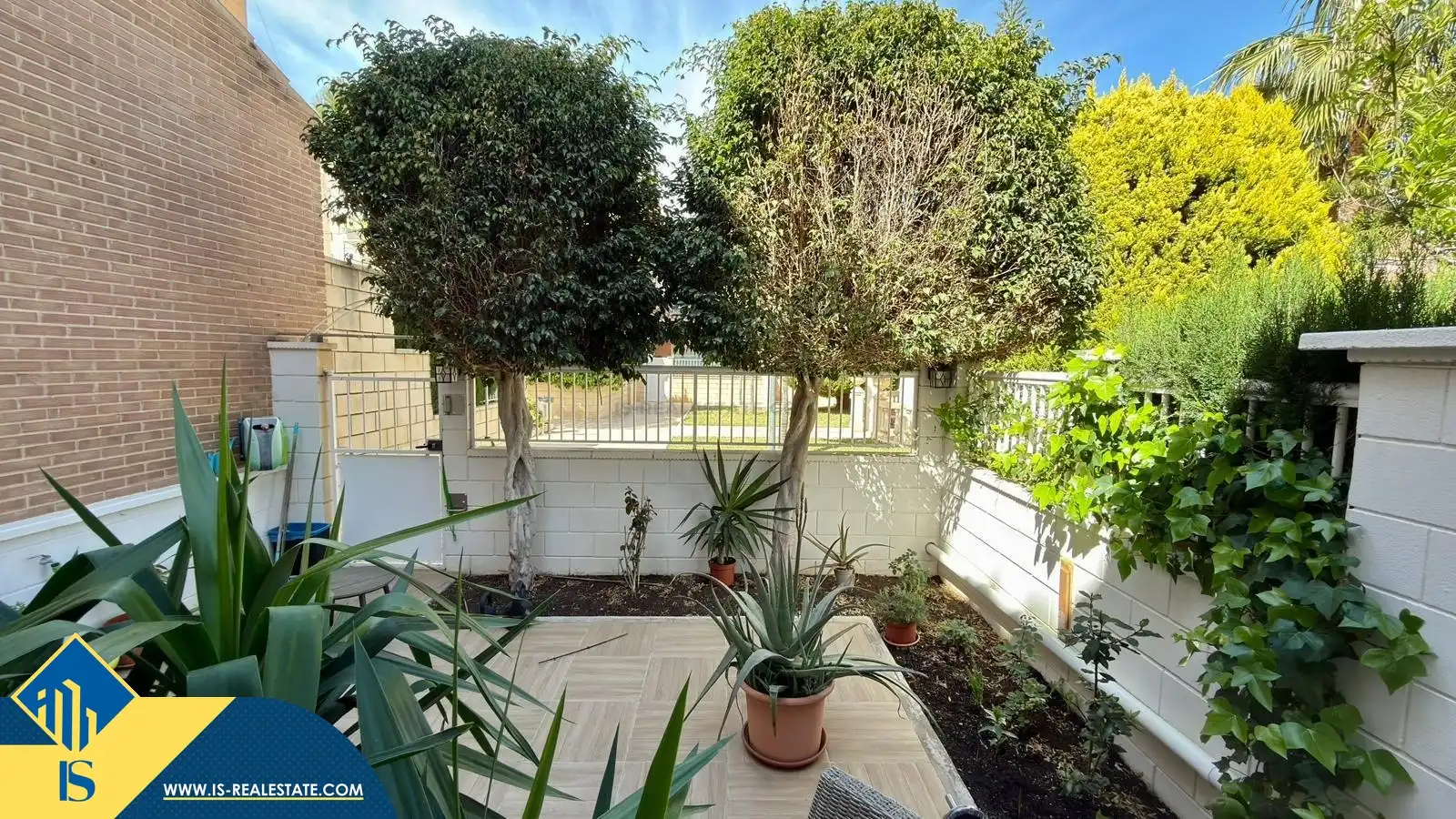 Jardí de Casa o xalet en venda en Alicante / Alacant amb Terrassa, Moblat i Piscina comunitària