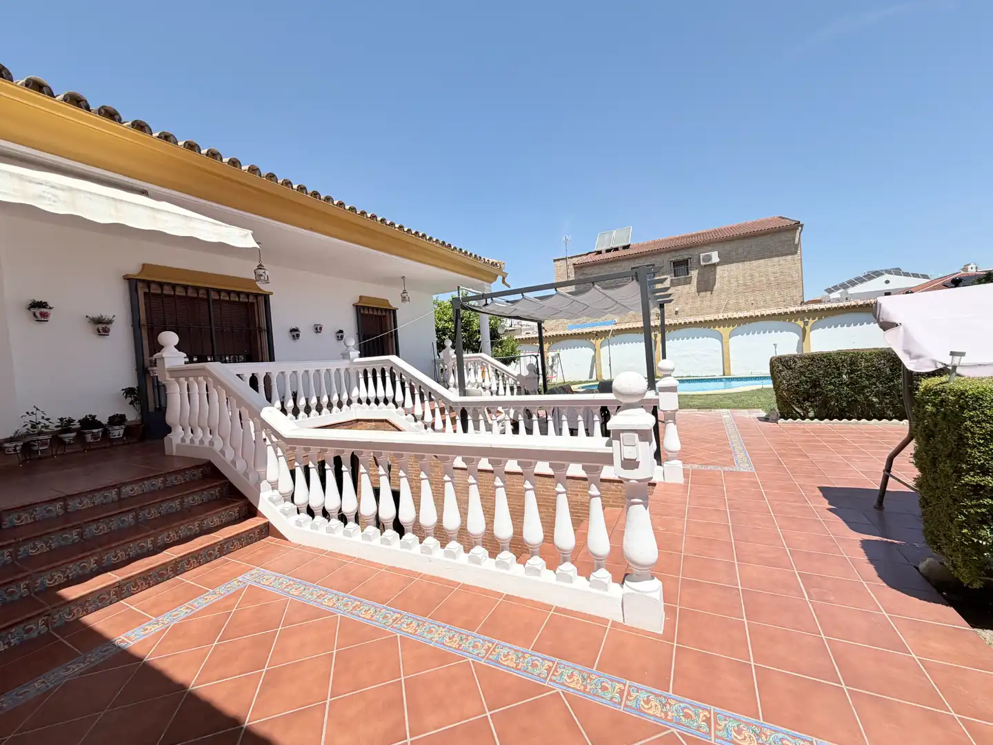 Vista exterior de Casa o xalet en venda en Bormujos amb Aire condicionat, Jardí privat i Terrassa