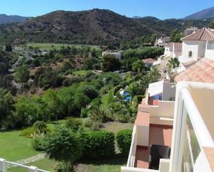 Vista exterior de Àtic en venda en Benahavís amb Aire condicionat i Terrassa