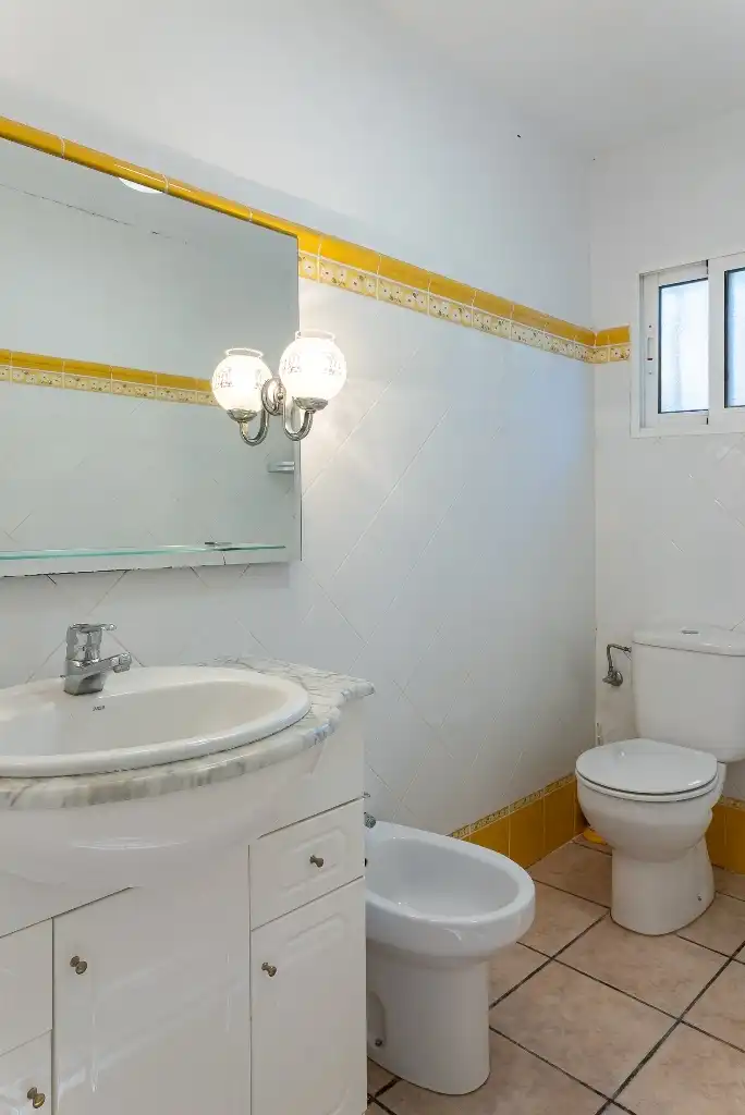 Baño de Casa o chalet en venta en Castalla con Jardín privado, Piscina y Amueblado