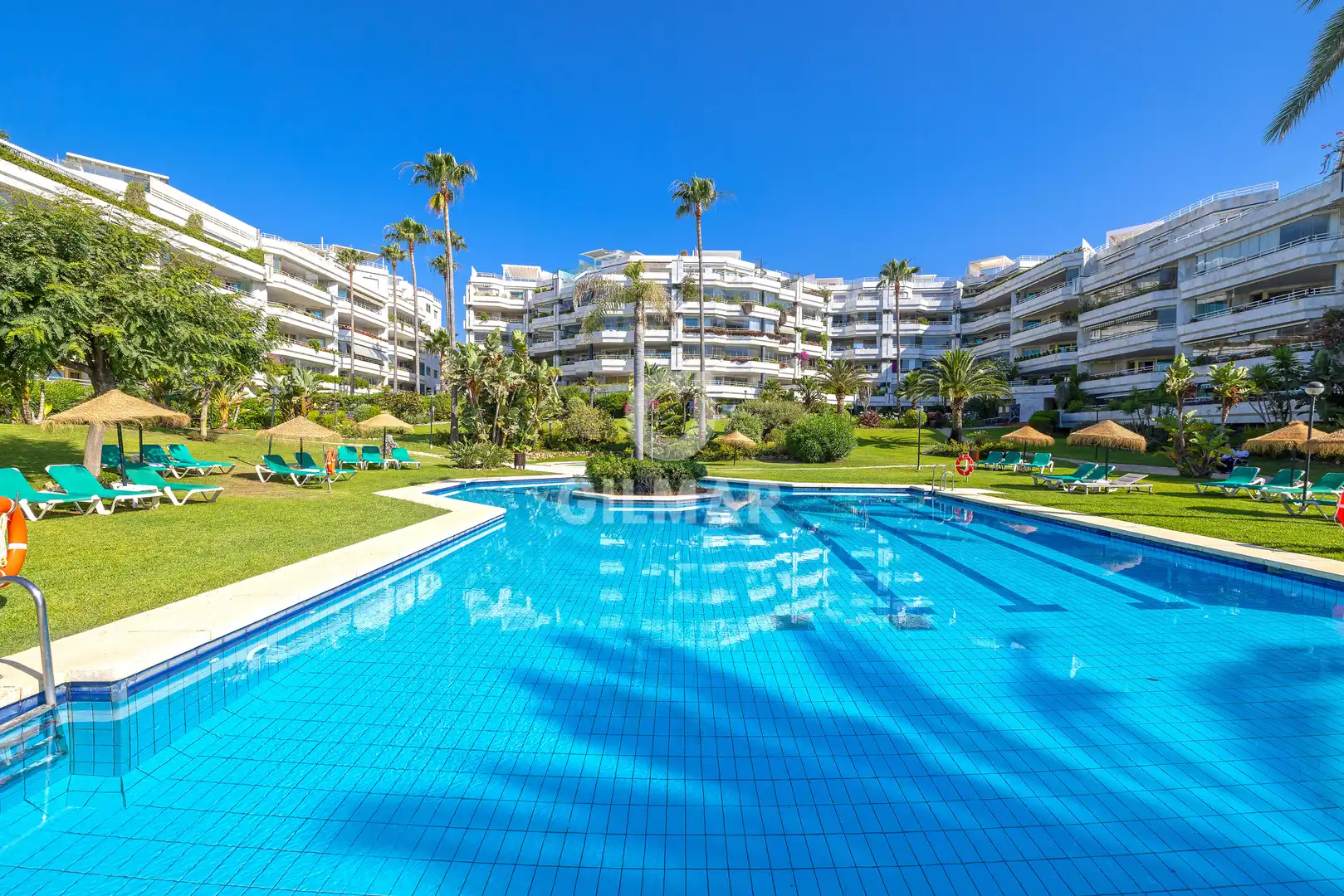 Vista exterior de Apartament en venda en Marbella amb Calefacció, Jardí privat i Traster