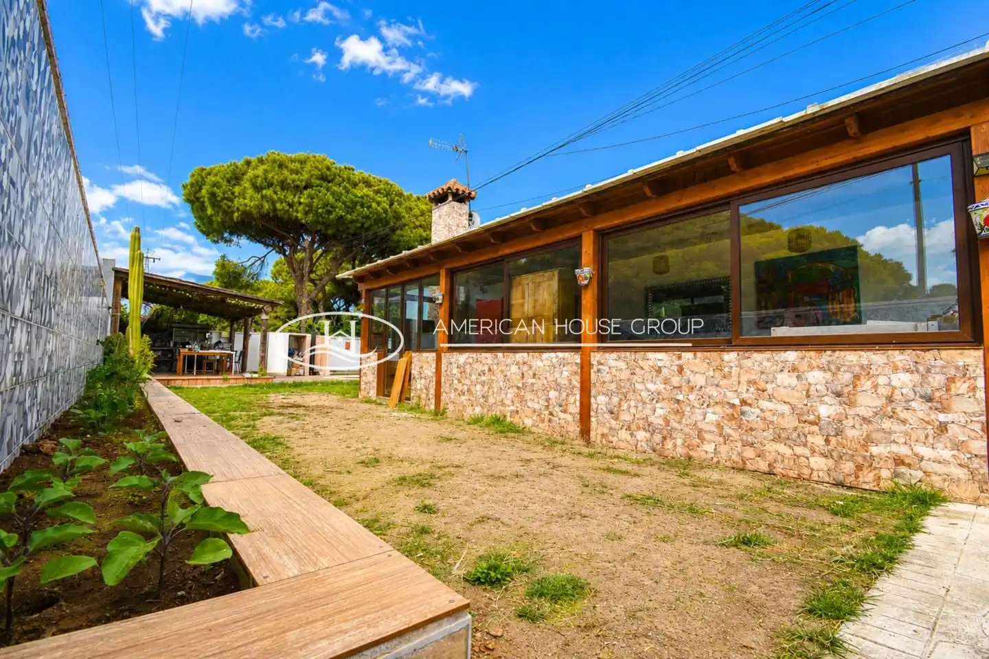 Vista exterior de Casa o xalet en venda en Chiclana de la Frontera amb Jardí privat, Traster i Piscina