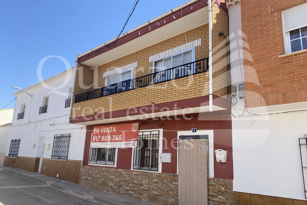 Vista exterior de Casa adosada en venda en Barrax amb Terrassa i Balcó