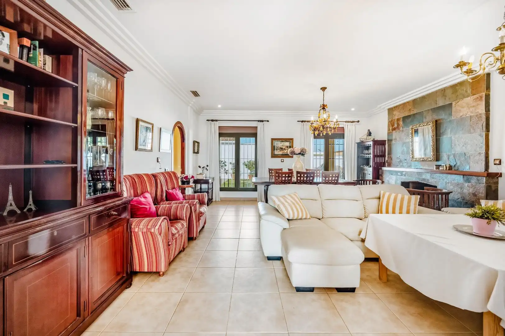 Sala d'estar de Casa o xalet en venda en Chiclana de la Frontera amb Aire condicionat, Jardí privat i Terrassa