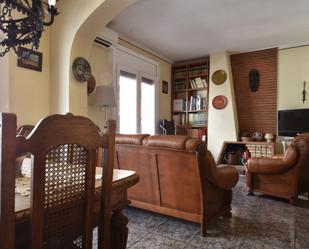 Sala d'estar de Casa adosada en venda en Vilanova i la Geltrú amb Aire condicionat, Calefacció i Terrassa
