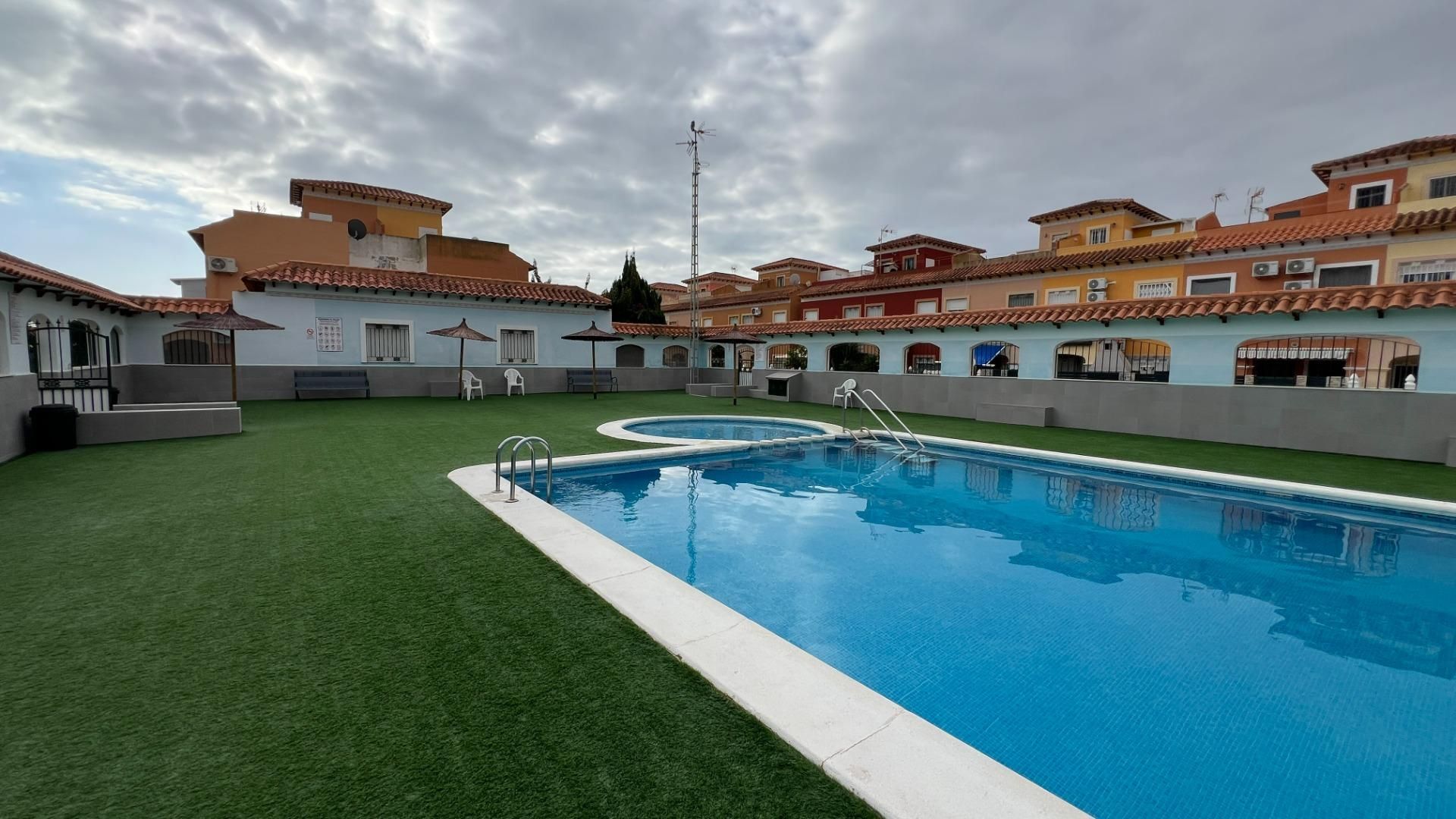 Piscina de Casa adosada en venta en Torrevieja con Aire acondicionado, Jardín privado y Terraza