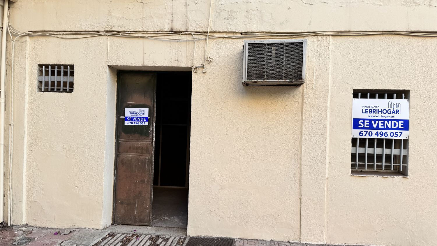 Exterior view of Premises for sale in  Sevilla Capital  with Air Conditioner