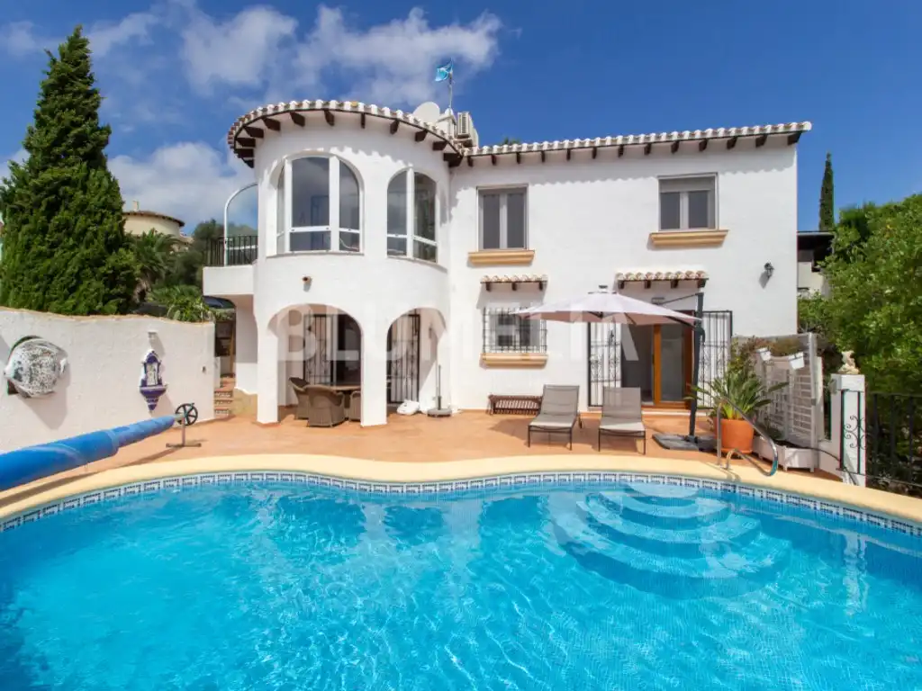 Vista exterior de Casa o xalet en venda en Dénia amb Aire condicionat, Jardí privat i Piscina