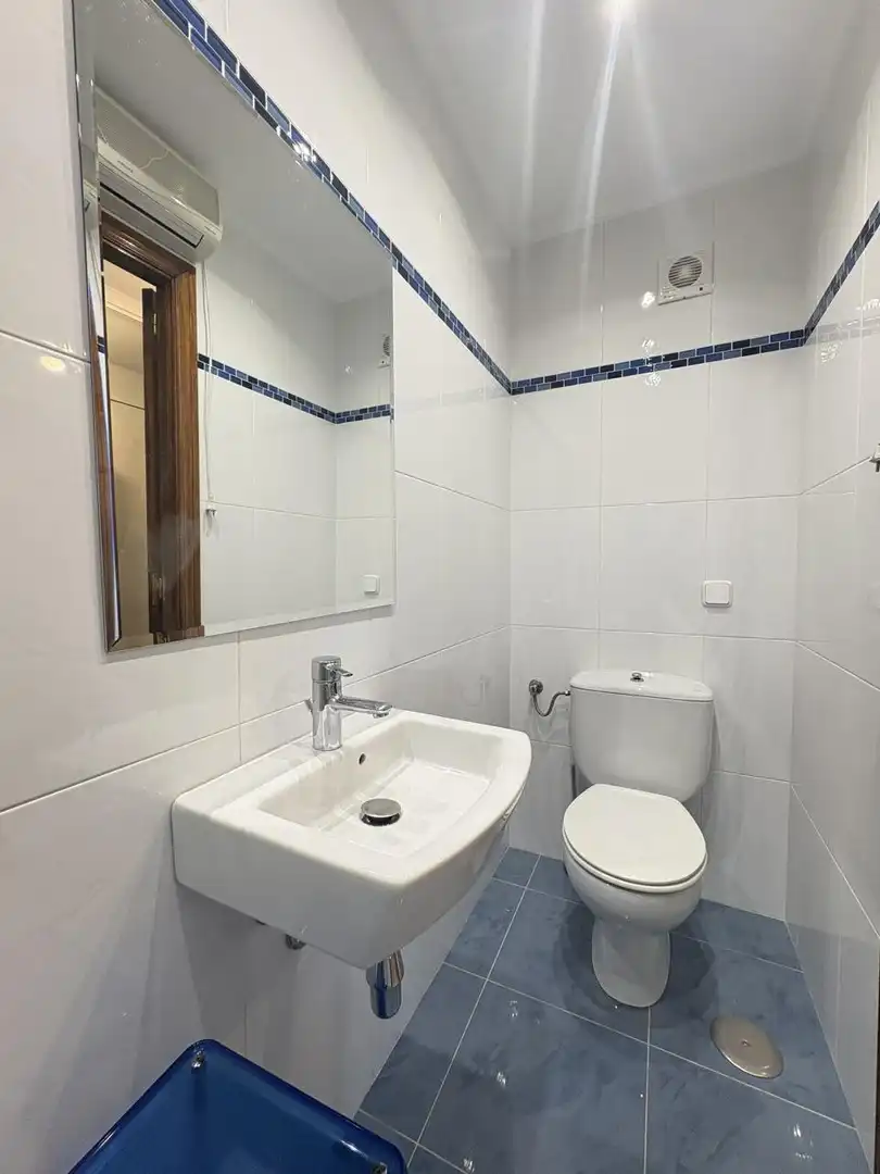 Badezimmer von Wohnung zur Miete in Madrid mit Klimaanlage, Heizung und Parkett