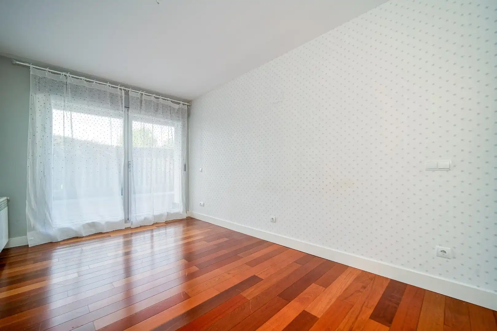 Habitación de Planta baja de alquiler en Majadahonda con Aire acondicionado, Calefacción y Jardín privado
