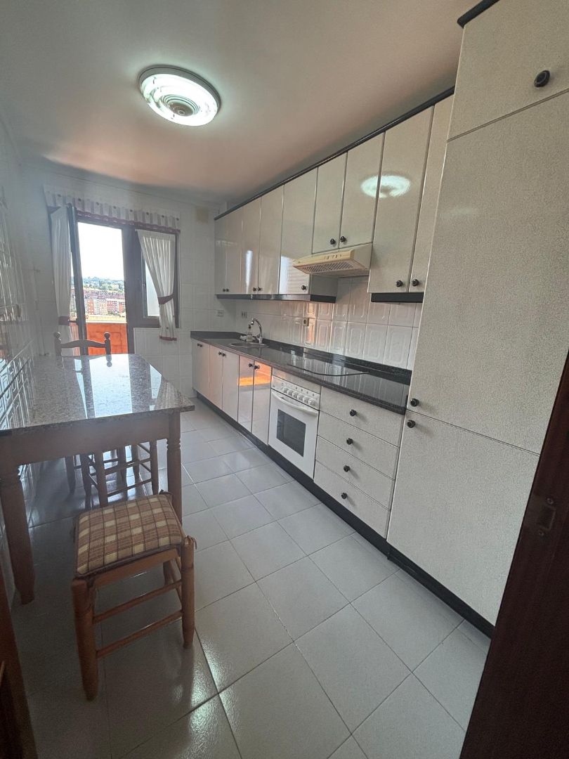Flat to rent in Calle Rosales, HUCA - La Cadellada