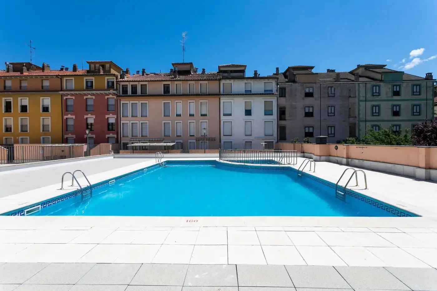 Swimming pool of Flat for sale in Jaca  with Heating, Parquet flooring and Terrace