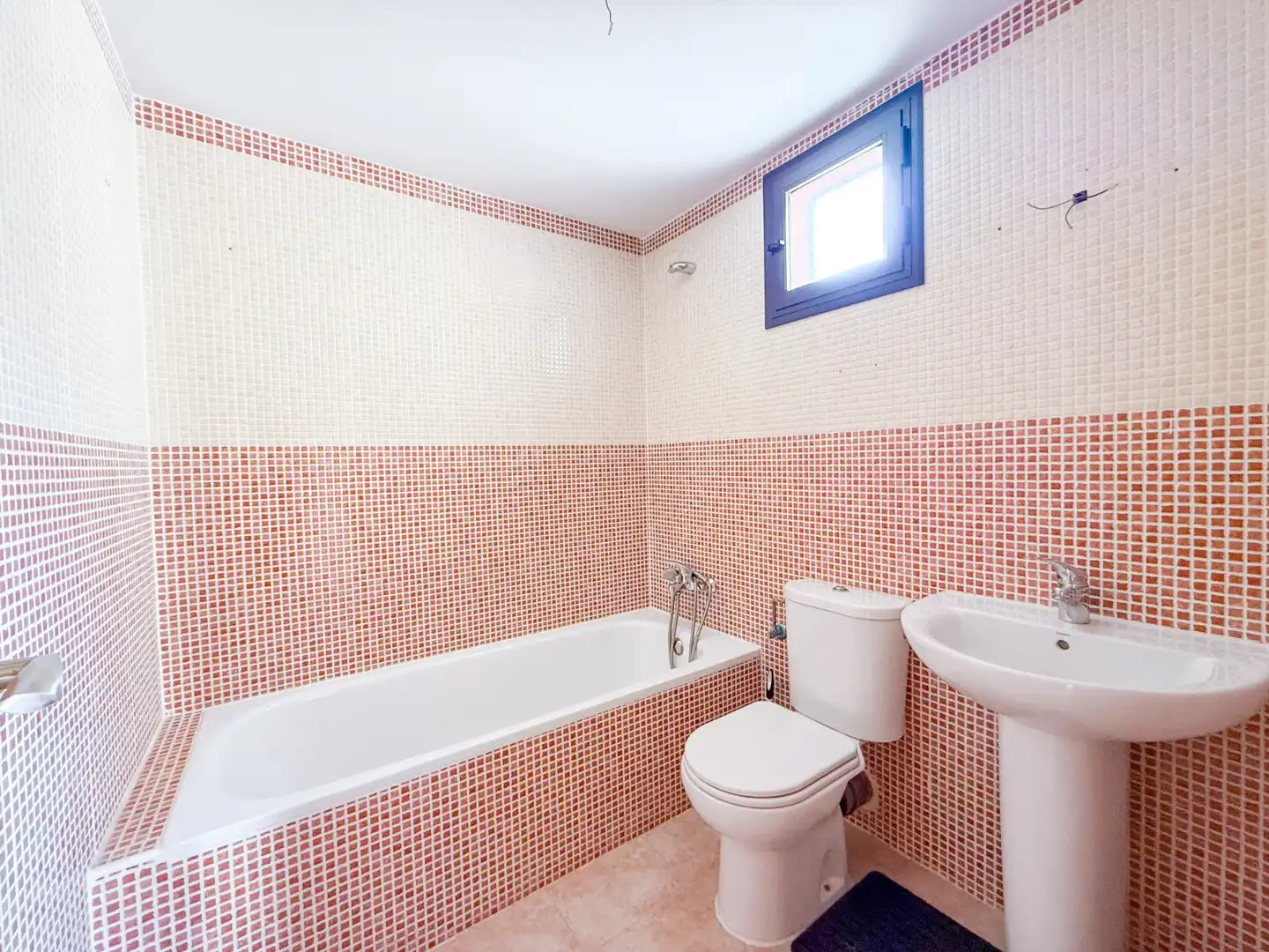 Baño de Apartamento en venta en Águilas con Terraza, Piscina y Balcón