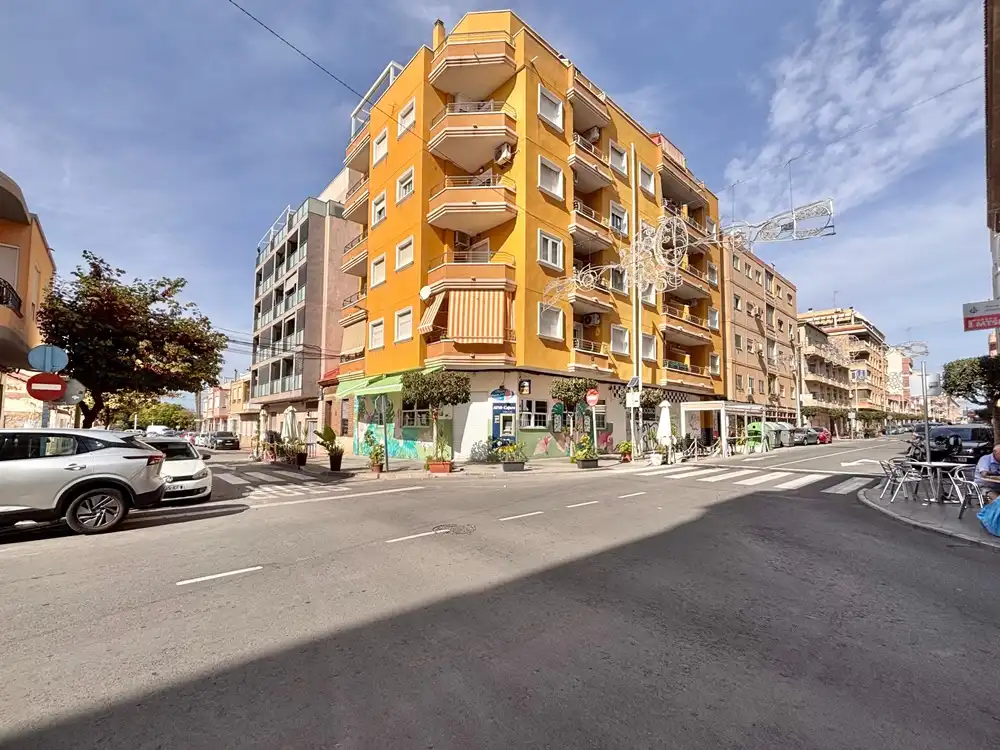 Vista exterior de Apartament en venda en Torrevieja amb Aire condicionat, Parquet i Moblat