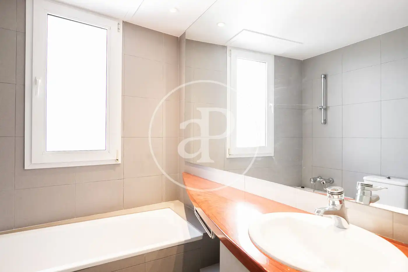 Bathroom of Houses for sale in Barcelona  with Air Conditioner, Heating and Terrace