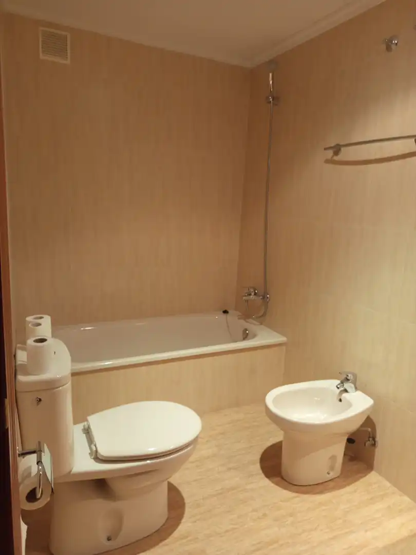 Badezimmer von Wohnung zur Miete in Gijón  mit Heizung, Terrasse und Abstellraum