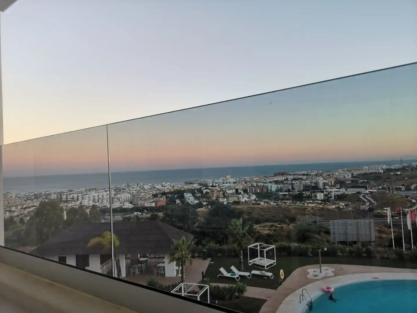 Terrasse von Wohnung zur Miete in Estepona mit Klimaanlage, Privatgarten und Schwimmbad