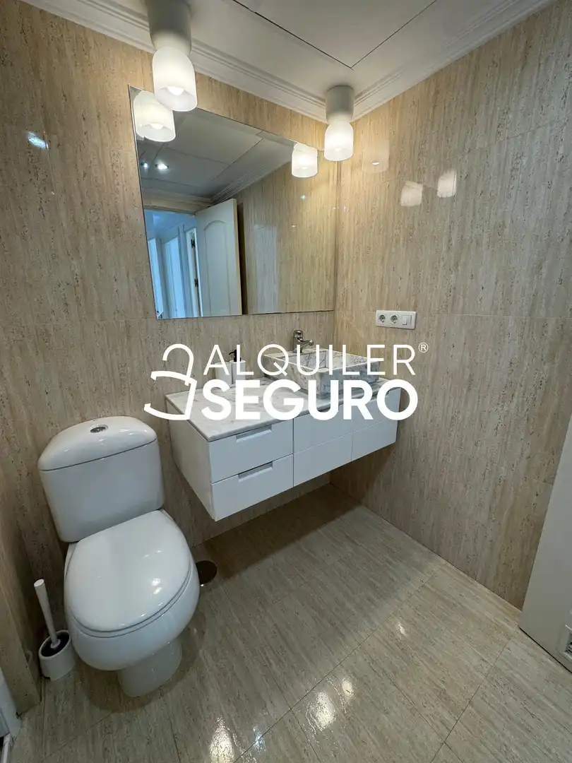 Baño de Piso de alquiler en Málaga con Aire acondicionado, Terraza y Piscina