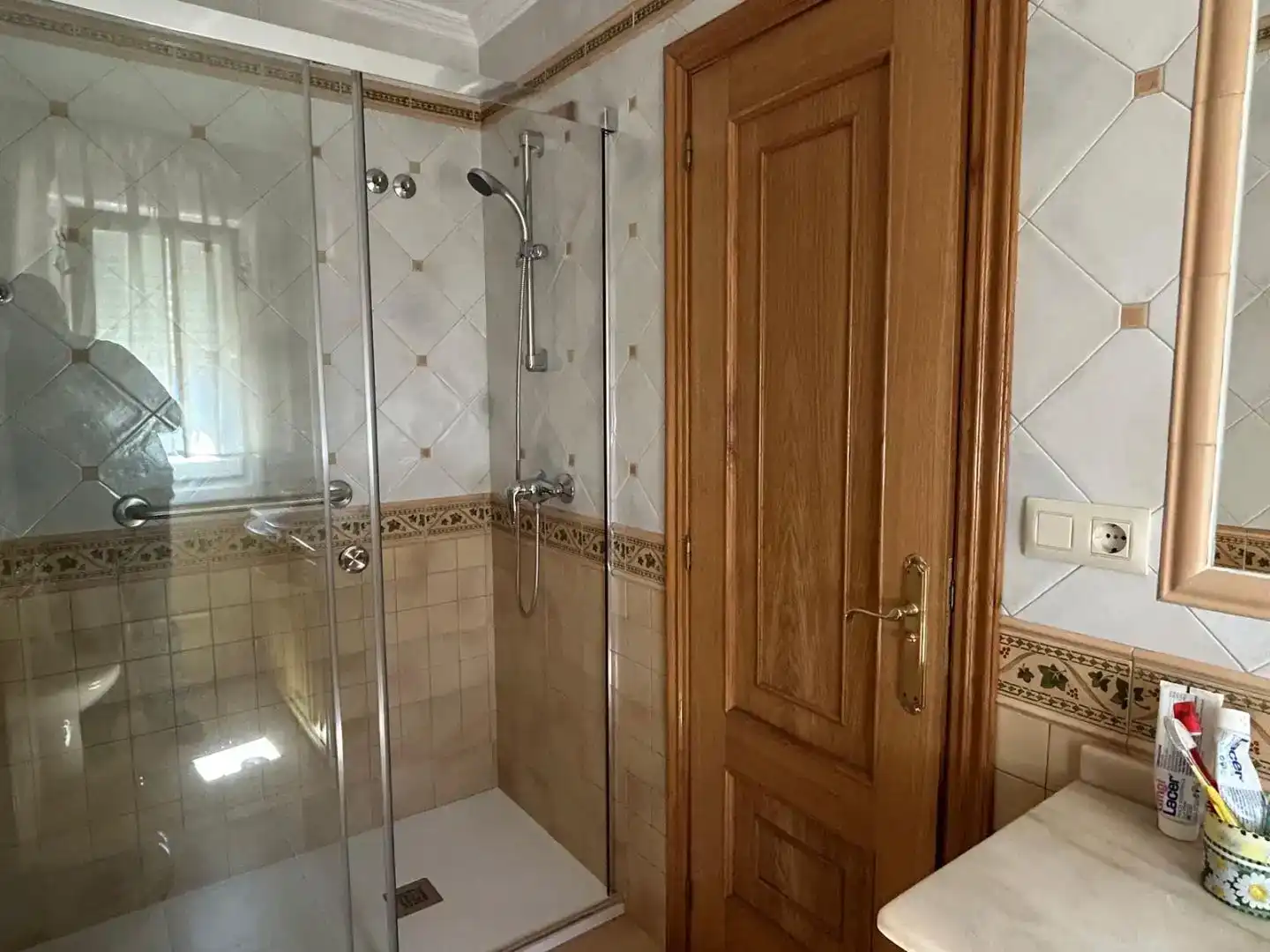 Badezimmer von Wohnung zum Verkauf in Curtis mit Balkon