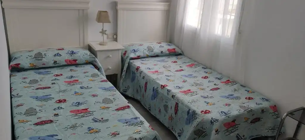 Habitación de Apartamento de alquiler en Chiclana de la Frontera con Aire acondicionado, Amueblado y Horno