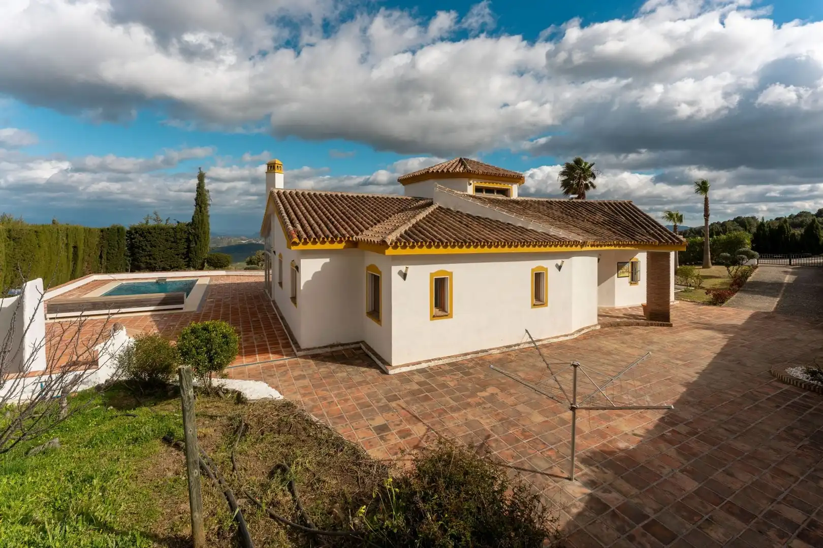 Vista exterior de Finca rústica en venda en Casarabonela amb Calefacció i Piscina