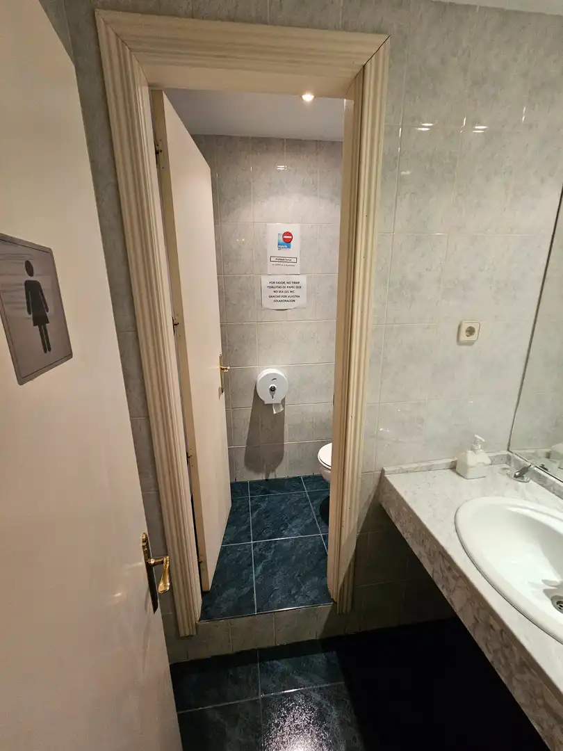 Badezimmer von Büro zum Verkauf in Toledo mit Klimaanlage, Heizung und Abstellraum
