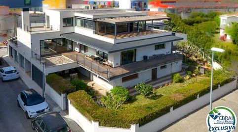 Casa unifamiliar exclusiva con ascensor, jardín y múltiples espacios independientes en Llançà