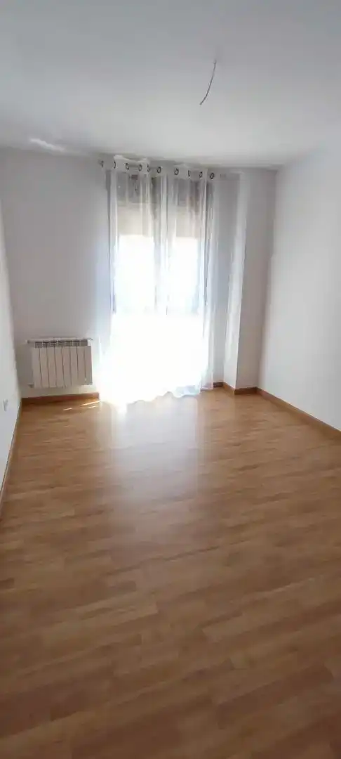 Schlafzimmer von Maisonette zum Verkauf in Mora mit Parkett, Abstellraum und Möbliert